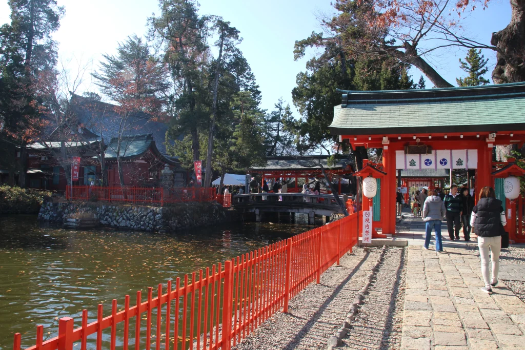 生島足島神社の神門を行き交う参拝客と境内の風景