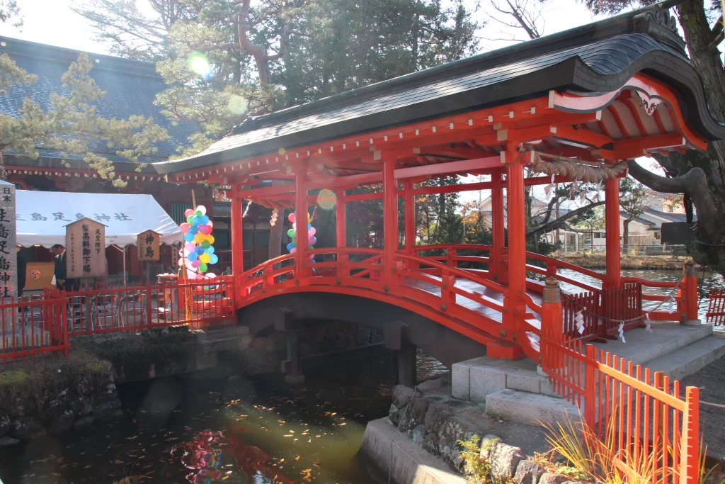 生島足島神社の屋根付き御神橋（反り橋）と『日本中央』の石碑