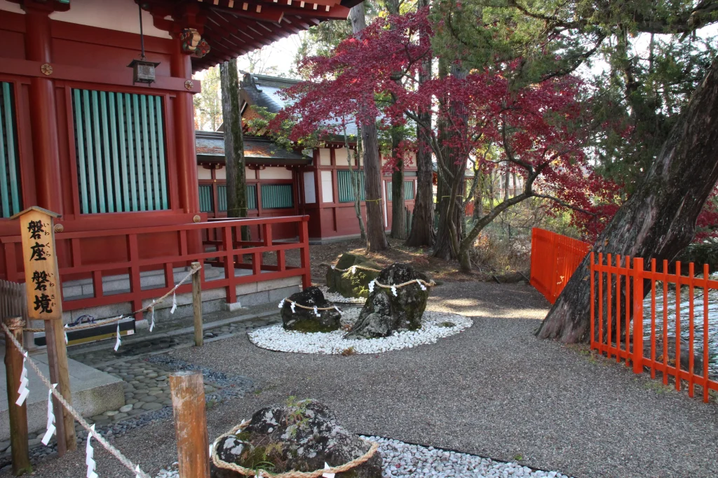 生島足島神社の境内に祀られた『磐座（いわくら）・磐境（いわさか）』と美しい紅葉