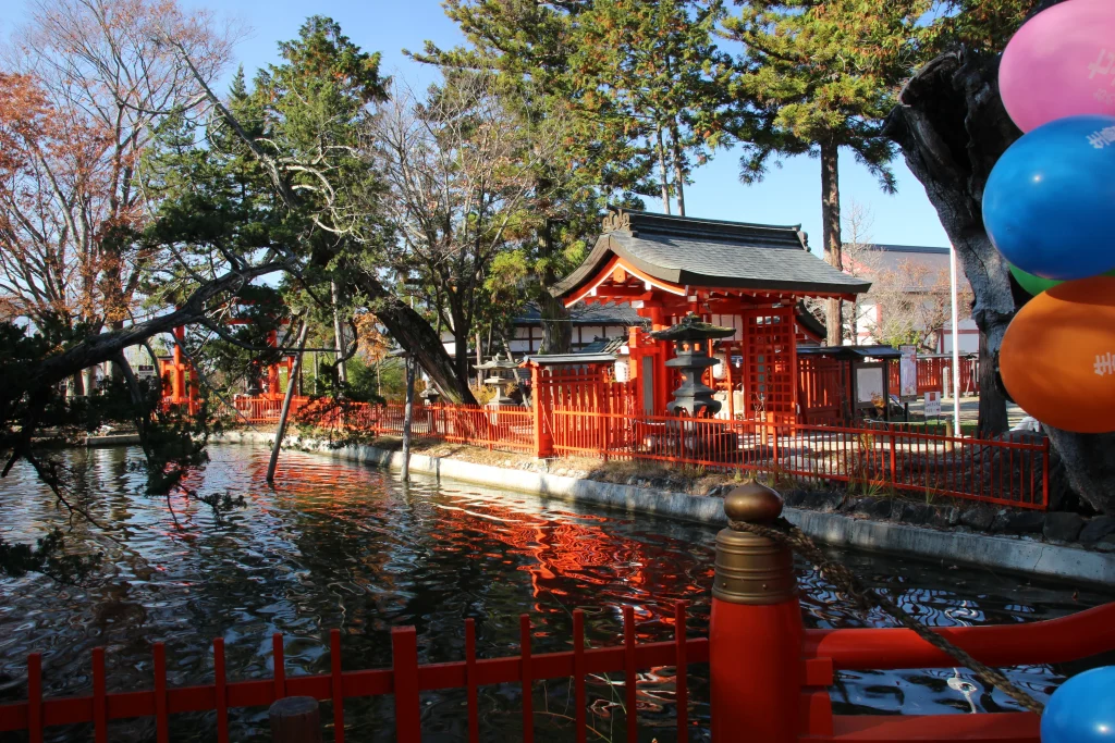 橋からの神池遠景