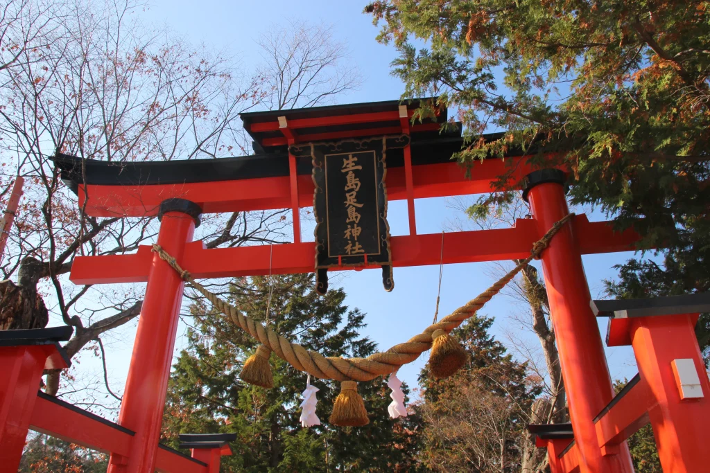 生島足島神社東大鳥居の扁額としめ縄のアップ
