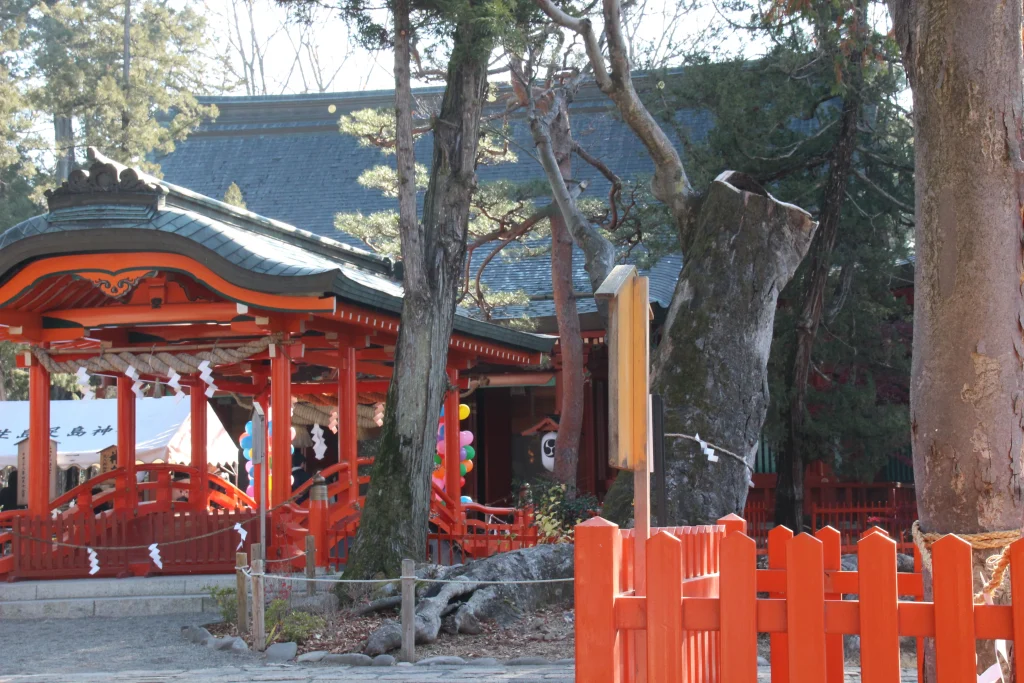 境内から本殿・御神橋を望む