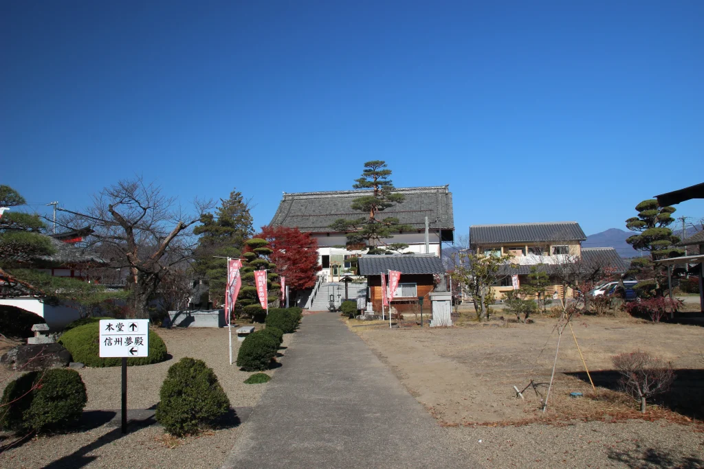 隣接する法住寺と案内看板