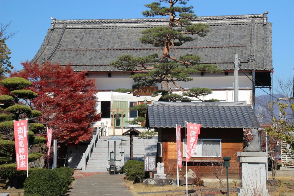 法住寺の本堂と紅葉
