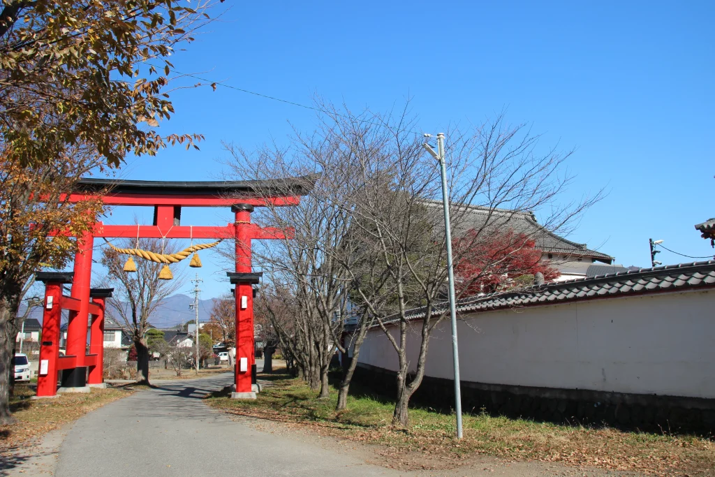鳥居と法住寺の白壁