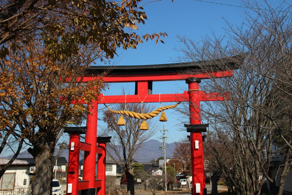 西大鳥居と青空（別角度）