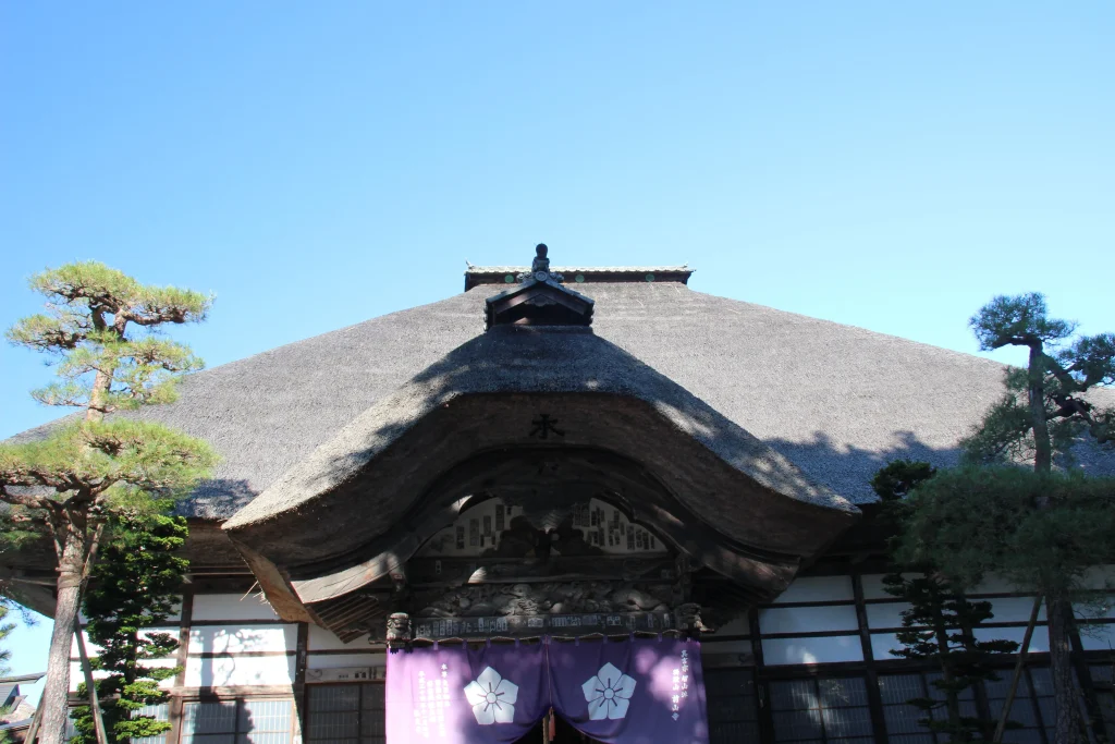 寄棟造りの美しい茅葺き屋根を持つ前山寺本堂の正面全景