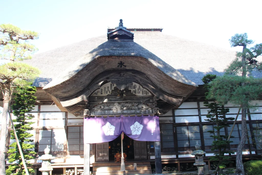 桔梗紋の神前幕が鮮やかに映える前山寺本堂の正面カット