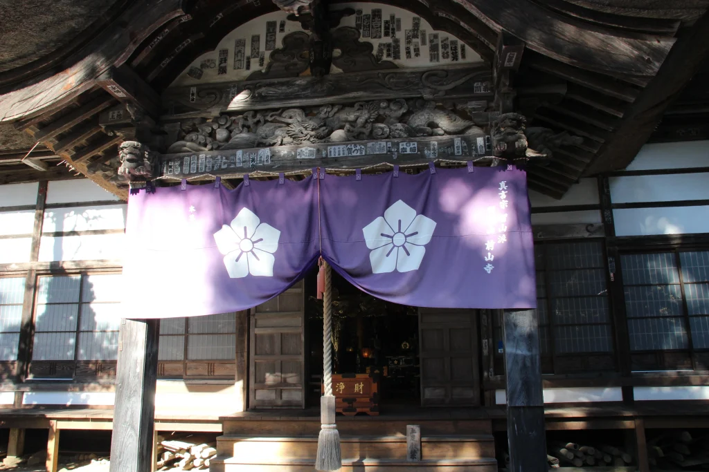 桔梗紋が入った紫色の神前幕と本堂入口の厳かな佇まい