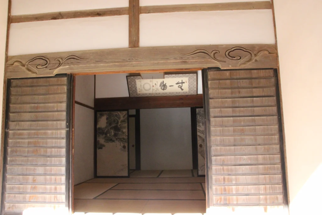 和紙の障子と畳が美しい前山寺客殿の厳かな和室内部と墨絵の襖絵