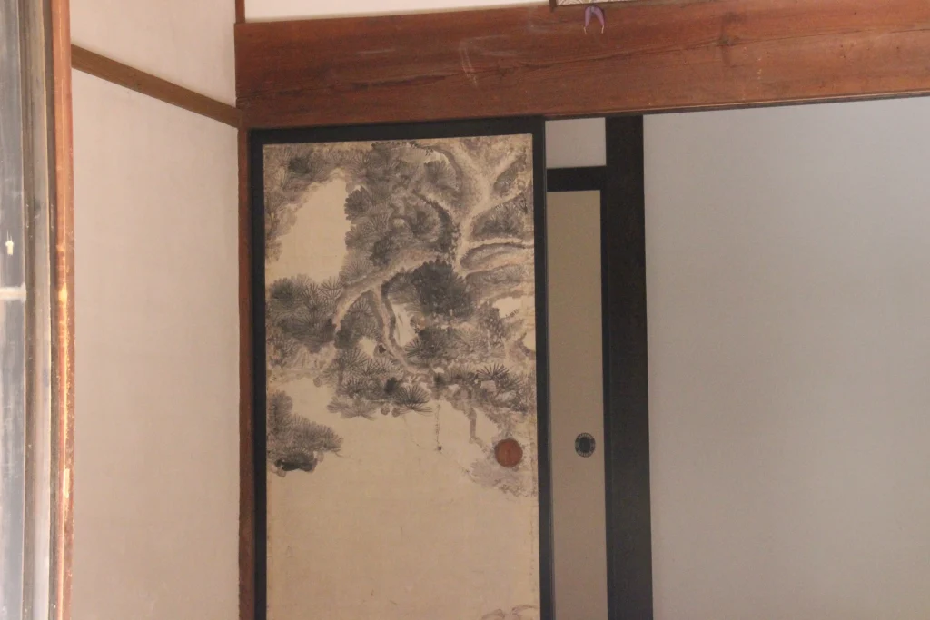 襖に力強く描かれた歴史的な墨絵と客殿和室の美しい襖絵ディテール