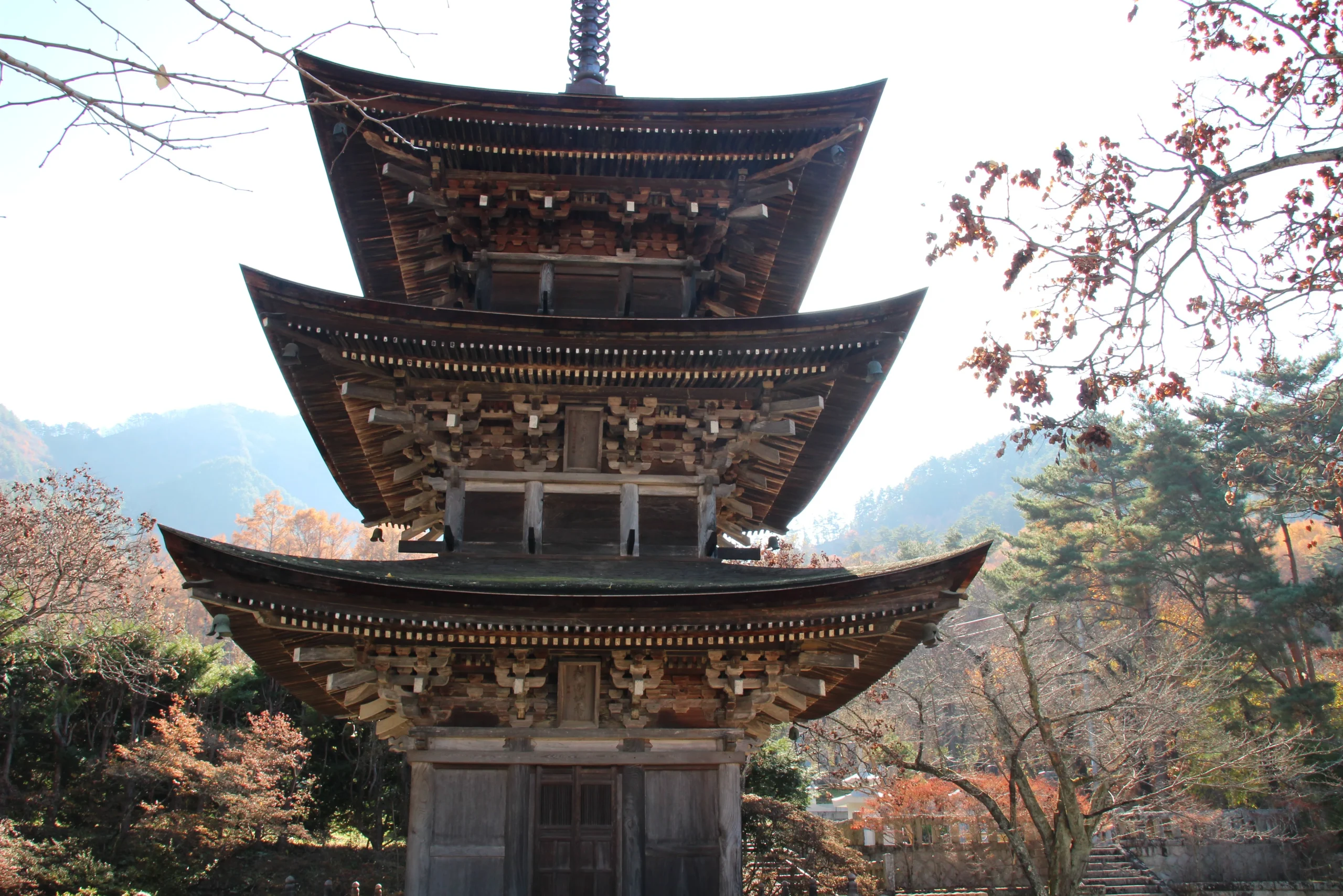 『未完成の完成塔』と称される美しい前山寺三重塔の正面全体像