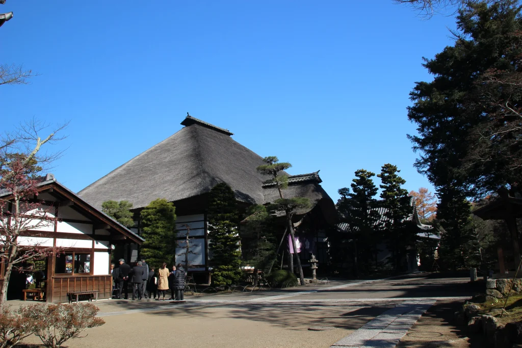 参道の石畳と本堂、客殿が広がる前山寺境内の開放的な風景