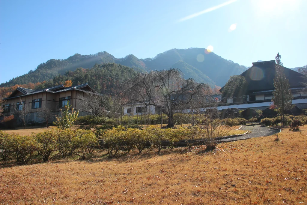前山寺前の広場から本堂と信州の山々を見渡すワイドパノラマカット