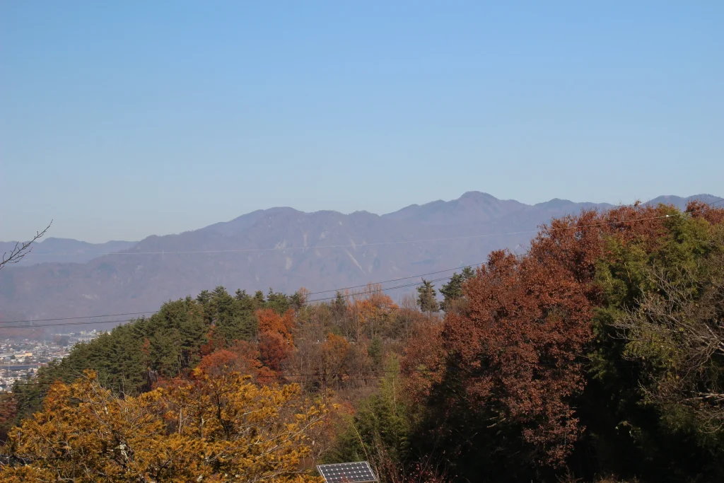 前山寺の駐車場（展望地）から見下ろす塩田平の広大な盆地と遠くの山々