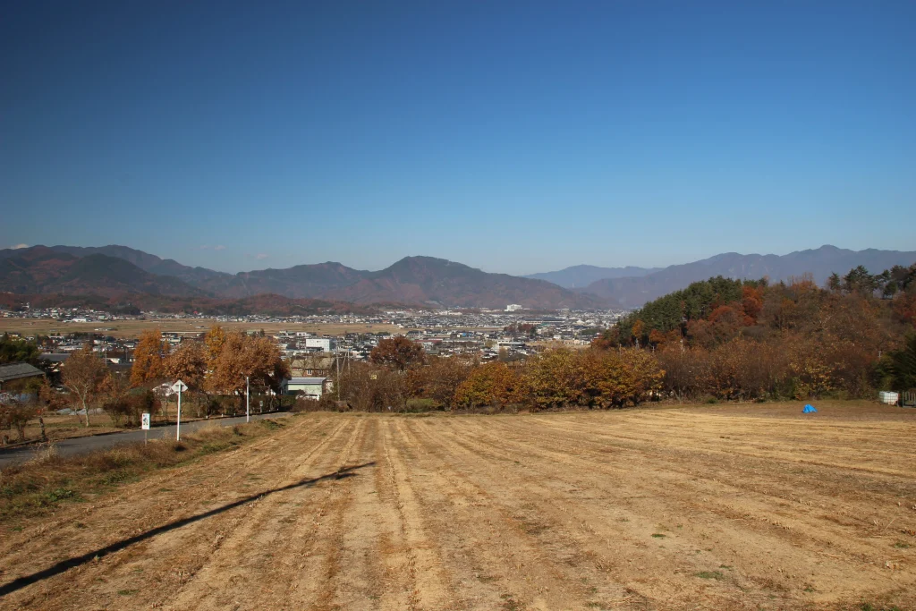 幾重にも重なる信州の美しい山脈のシルエットと澄み切った空