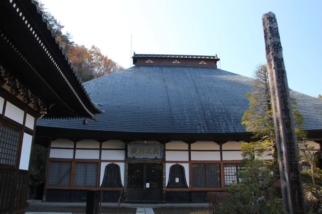 大きな回向柱が立ち並ぶ曹洞宗龍光院の本堂の重厚な正面全景