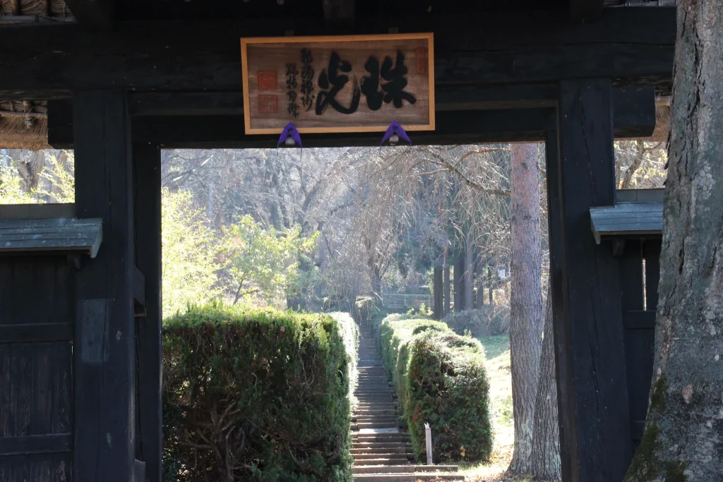 山門から美しく見通せる生垣の階段参道(露出とアングルの美しいバリエーション)