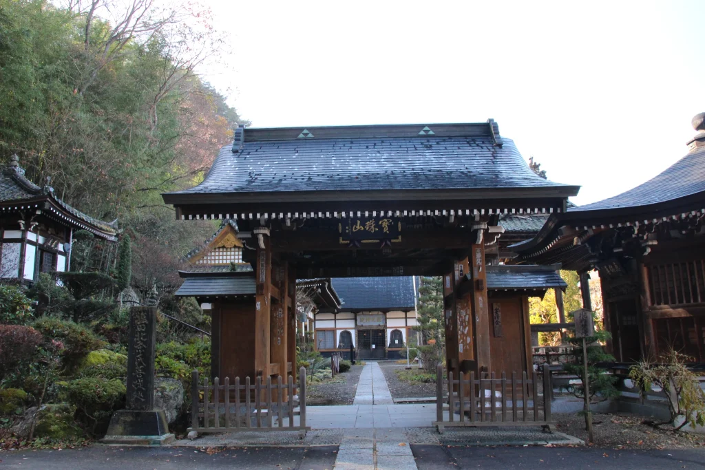 上田市指定有形文化財に登録されている曹洞宗宝珠山龍光院の格式高い山門(黒門)の正面写真
