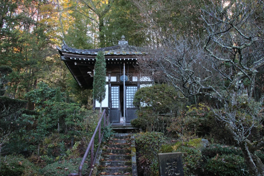 龍光院の境内奥の石段の上に建つ静かな開山堂(または観音堂)と手すりのある階段