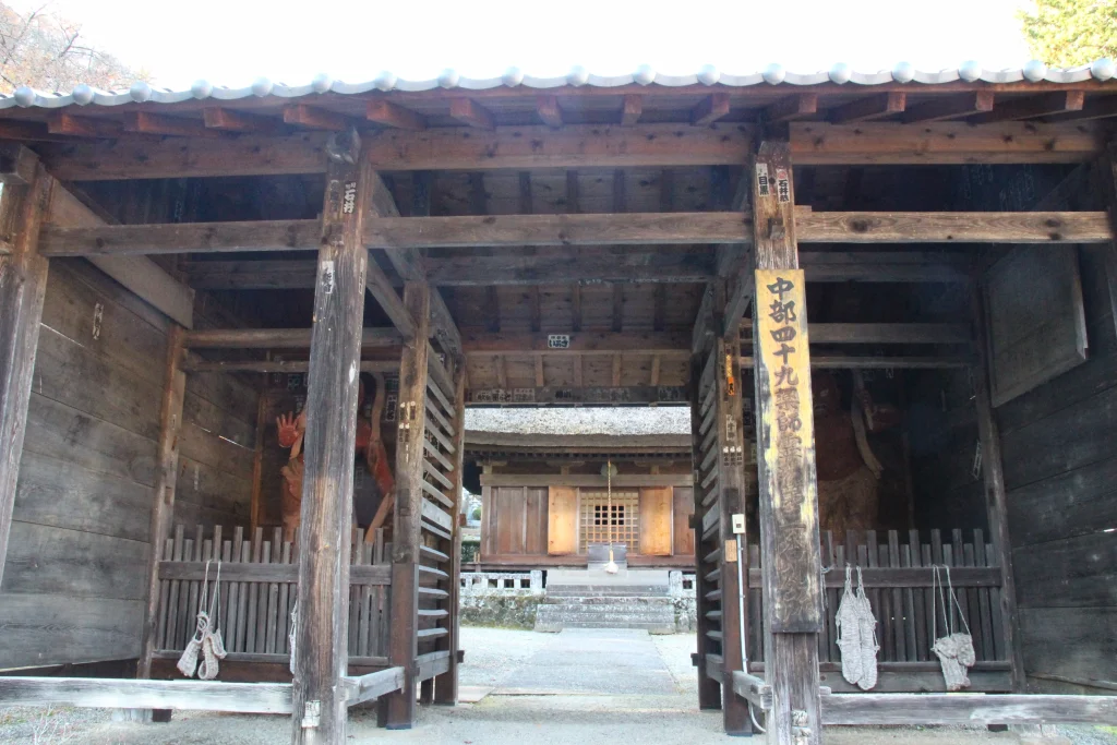 長野県上田市の中禅寺の入口に佇む茅葺き屋根の歴史的な仁王門(金剛力士門)