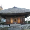 高い石垣と古びた石段の上に威風堂々と建つ中禅寺薬師堂의正面全景
