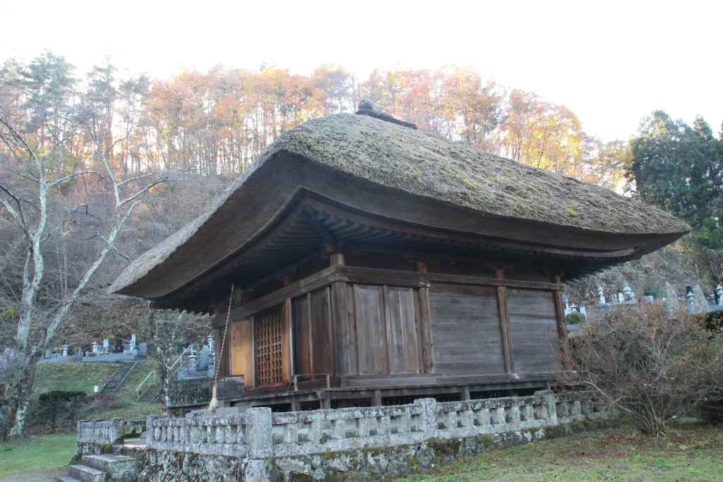 中禅寺の広々とした芝生の境内から見上げる重要文化財薬師堂の斜め全景