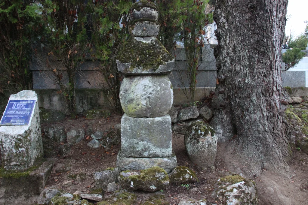 苔むした中禅寺の境内に静かに佇む上田市指定有形文化財の石造五輪塔(鎌倉時代)