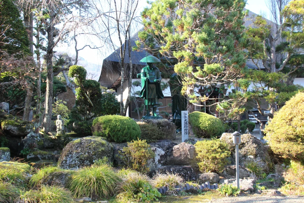 真言宗開祖である弘法大師空海の中禅寺境内に立つ立派な青銅立像