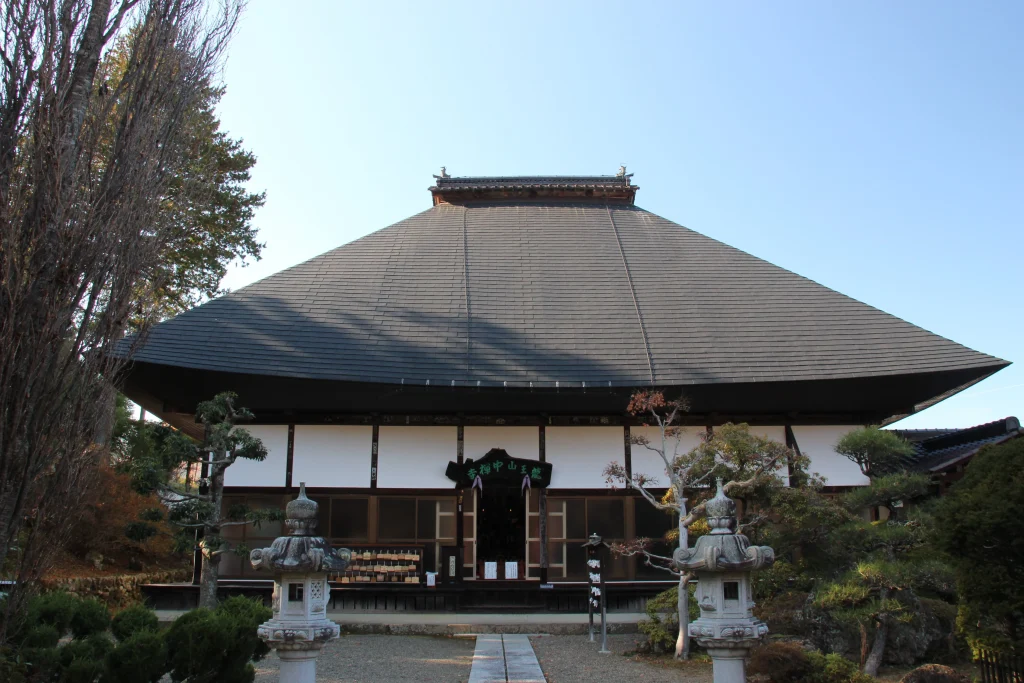 大きな寄棟造りの屋根を持つ中禅寺の本堂(大日堂)正面全景