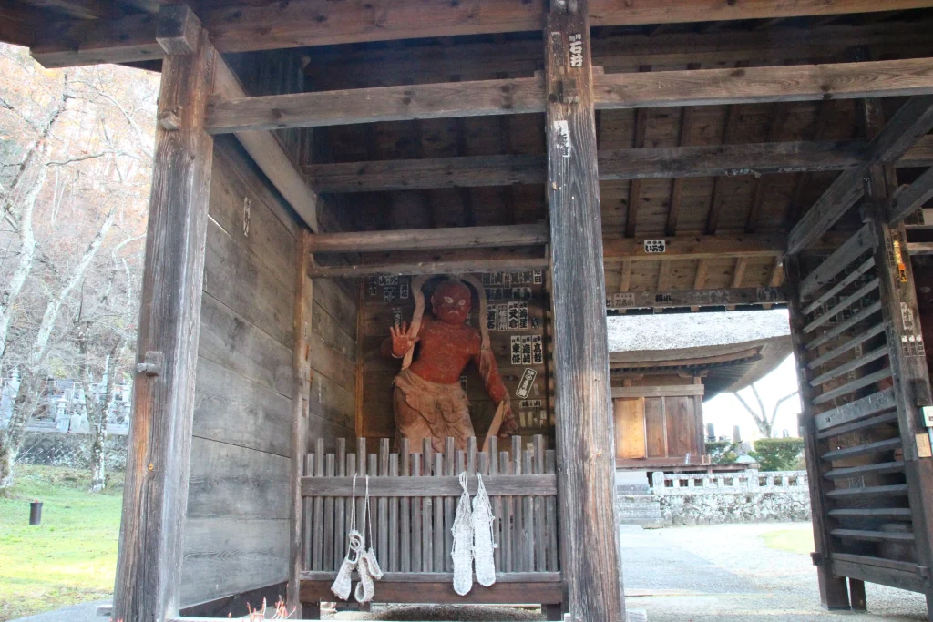 中禅寺の仁王門内に安置された平安時代後期制作の赤い木造金剛力士立像(阿形像)