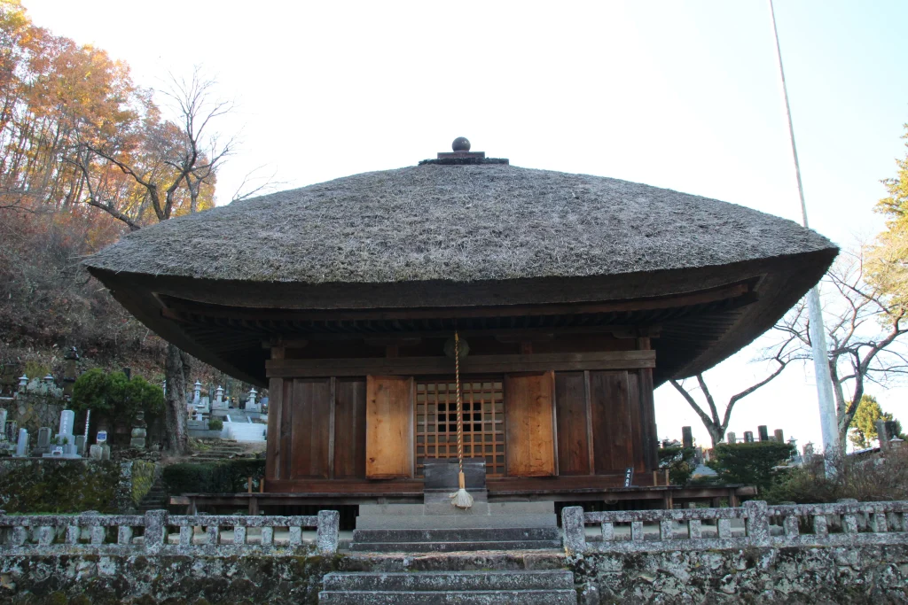 鎌倉時代初期に建立された中部地方以東で最古の木造建築物である国指定重要文化財の中禅寺薬師堂