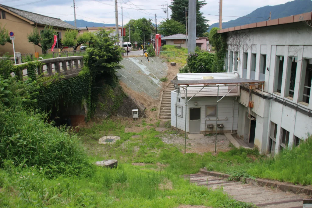 上田城跡公園の野球場脇に架かる二ノ丸小いづみ橋(小泉橋)と周囲の緑