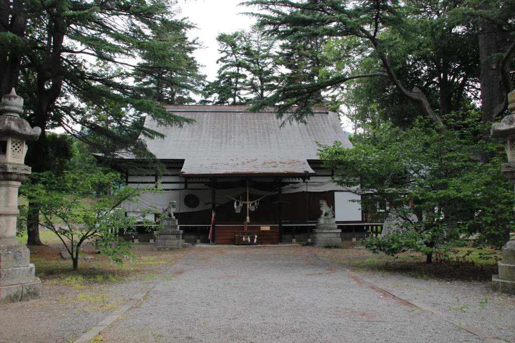 緑豊かな木々に囲まれた静寂な佇まいの上田招魂社拝殿