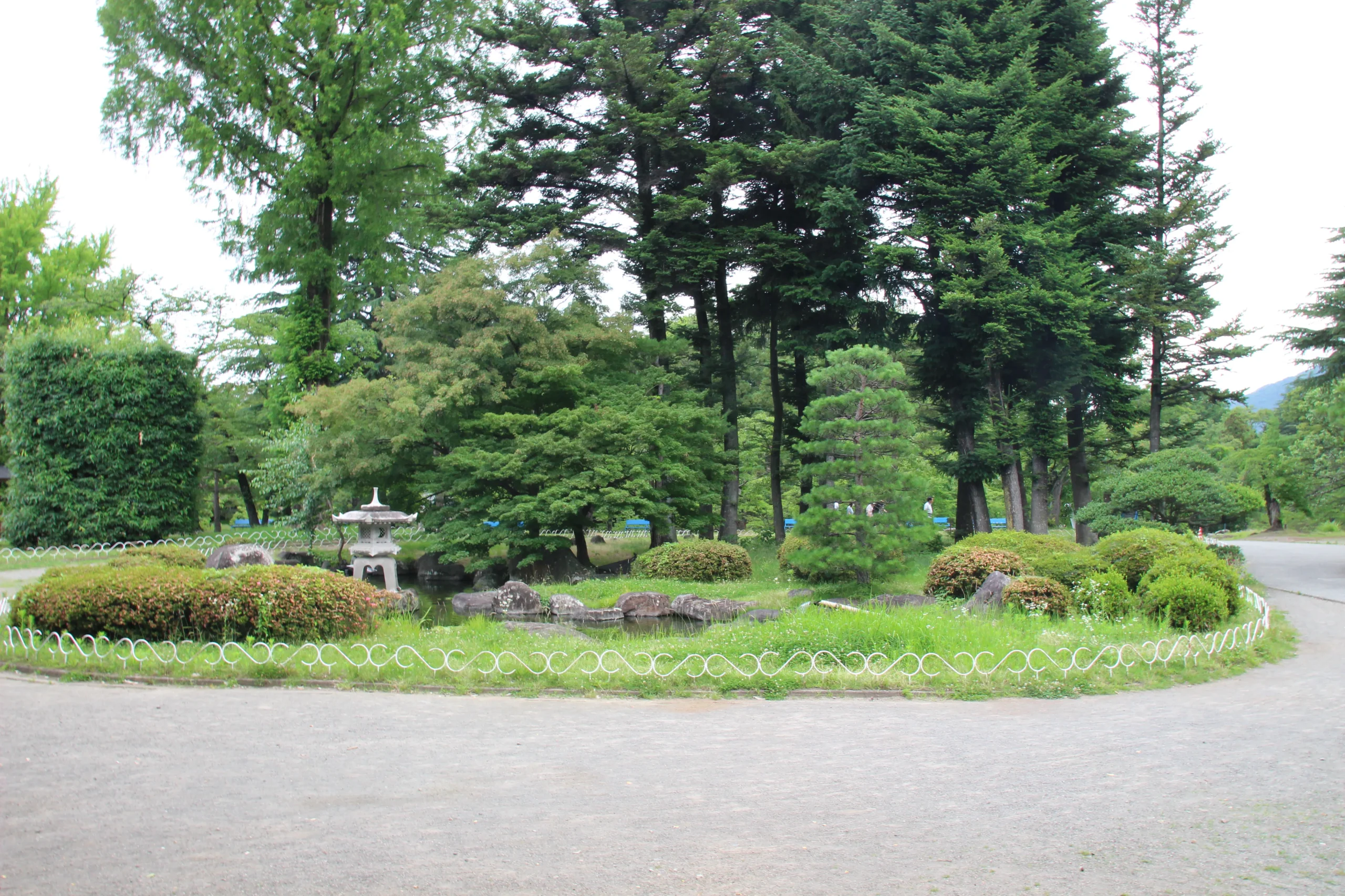 美しく芝生や低木が手入れされた上田城跡公園二の丸跡の日本庭園