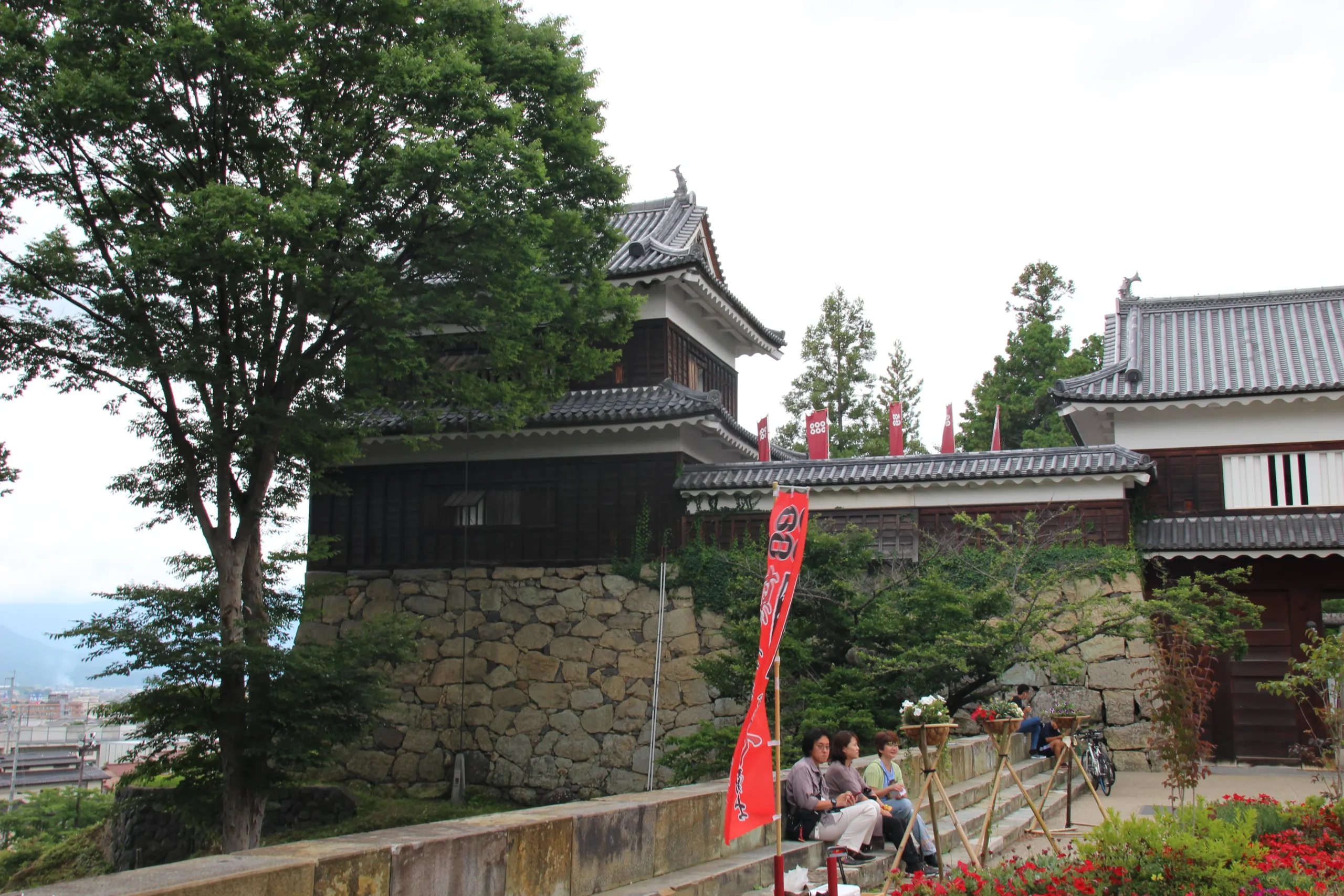 東虎口櫓門の南側に隣接する南櫓と記念撮影用の顔出し看板がある広場