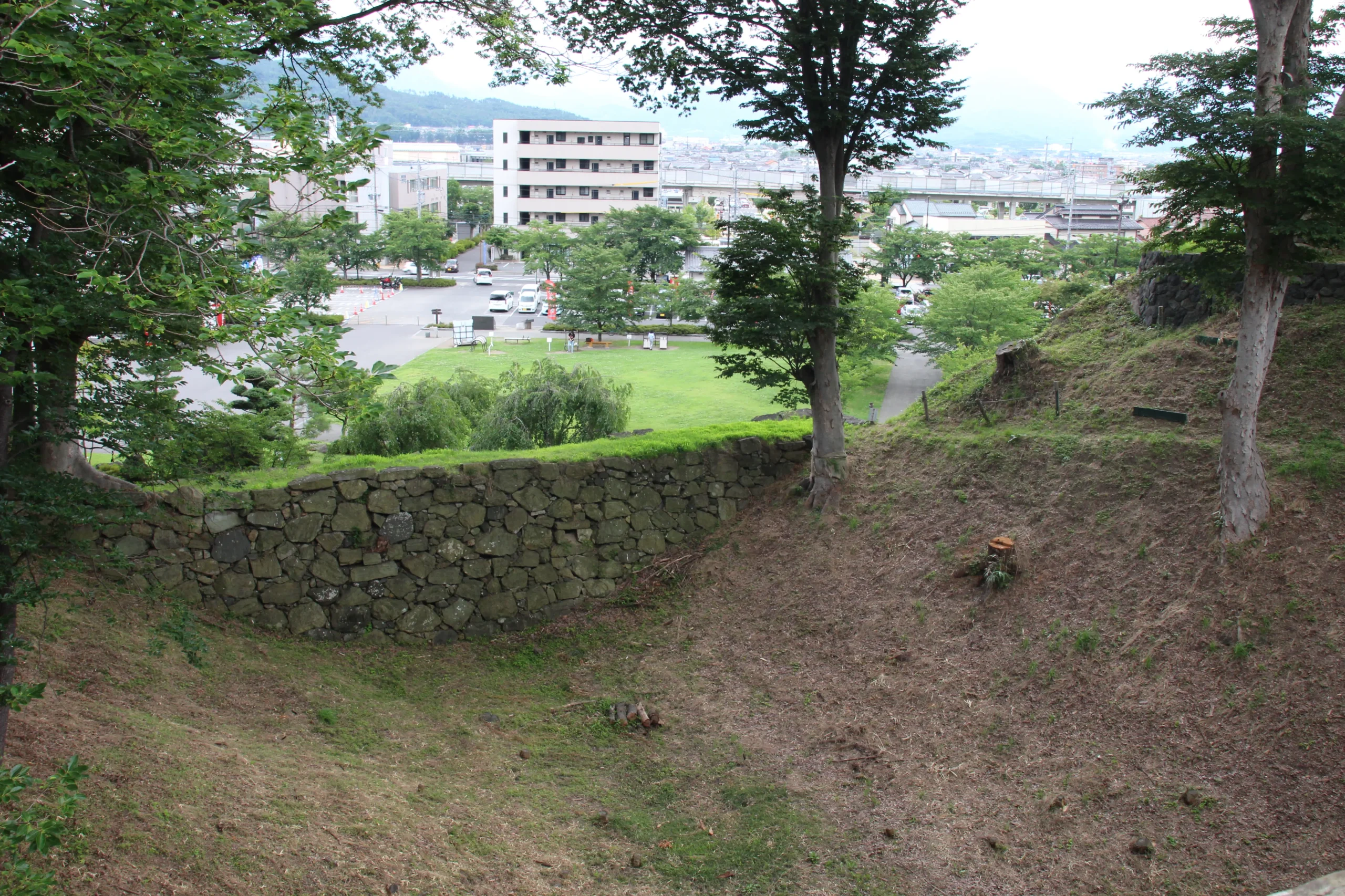 南櫓の石垣付近から尼ヶ淵の崖地と上田市街地を見下ろした広大な景色