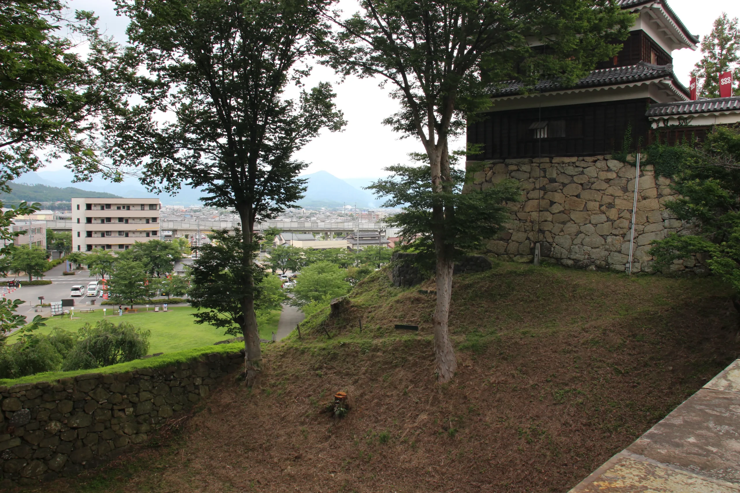 南櫓の展望スポットから望む上田の市街地と遠くののどかな山並み
