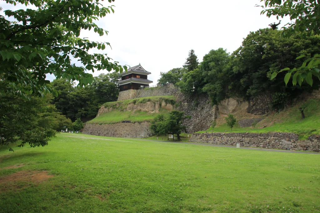 尼ヶ淵の広大な芝生広場から見上げる上田城の壮大な石垣と南櫓