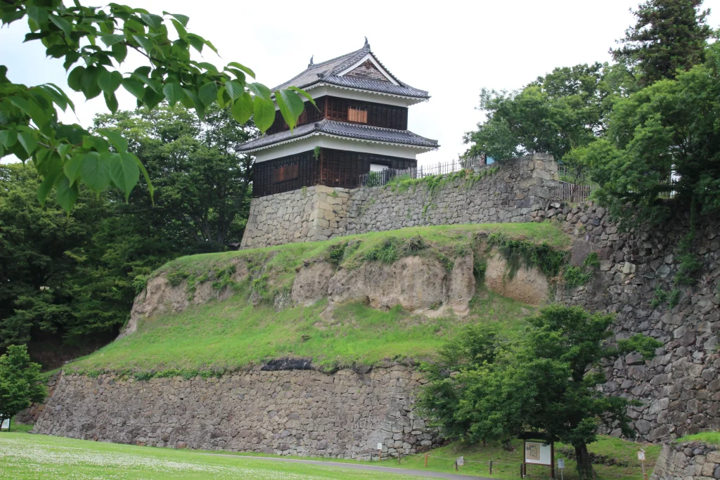 かつて千曲川に削られた天然の断崖である尼ヶ淵の崖地と城壁の石垣