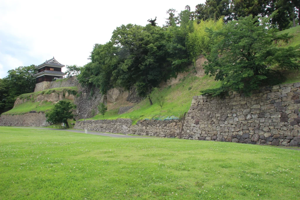 尼ヶ淵の広い芝生と上田城西櫓、険しい断崖を一望するパノラマビュー