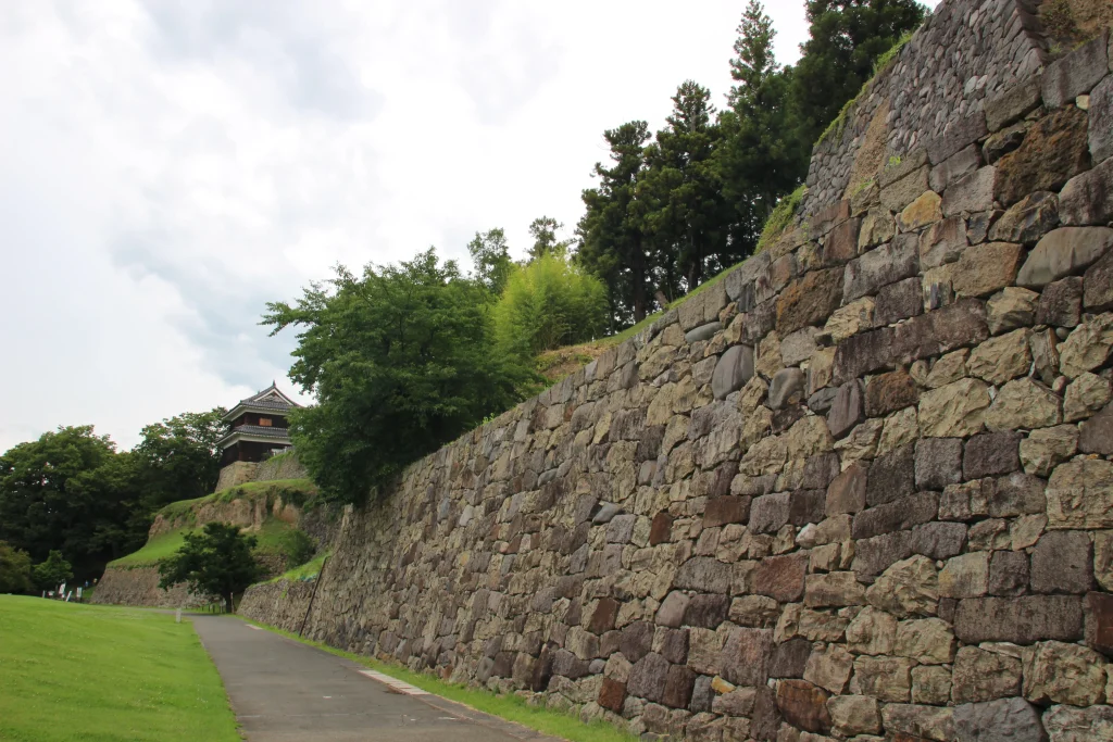 尼ヶ淵の遊歩道から見上げる野面積みの美しい石垣と青々とした木々