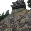 尼ヶ淵の崖と一体となった石垣の真下から見上げる上田城西櫓の迫力ある構図