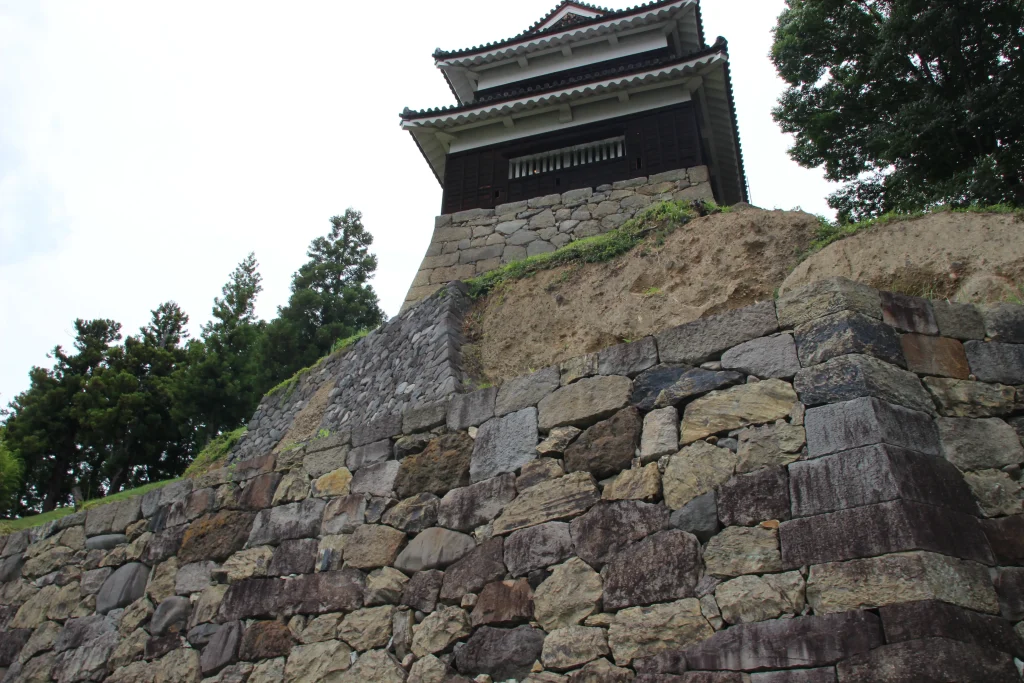 尼ヶ淵の崖と一体となった石垣の真下から見上げる上田城西櫓の迫力ある構図