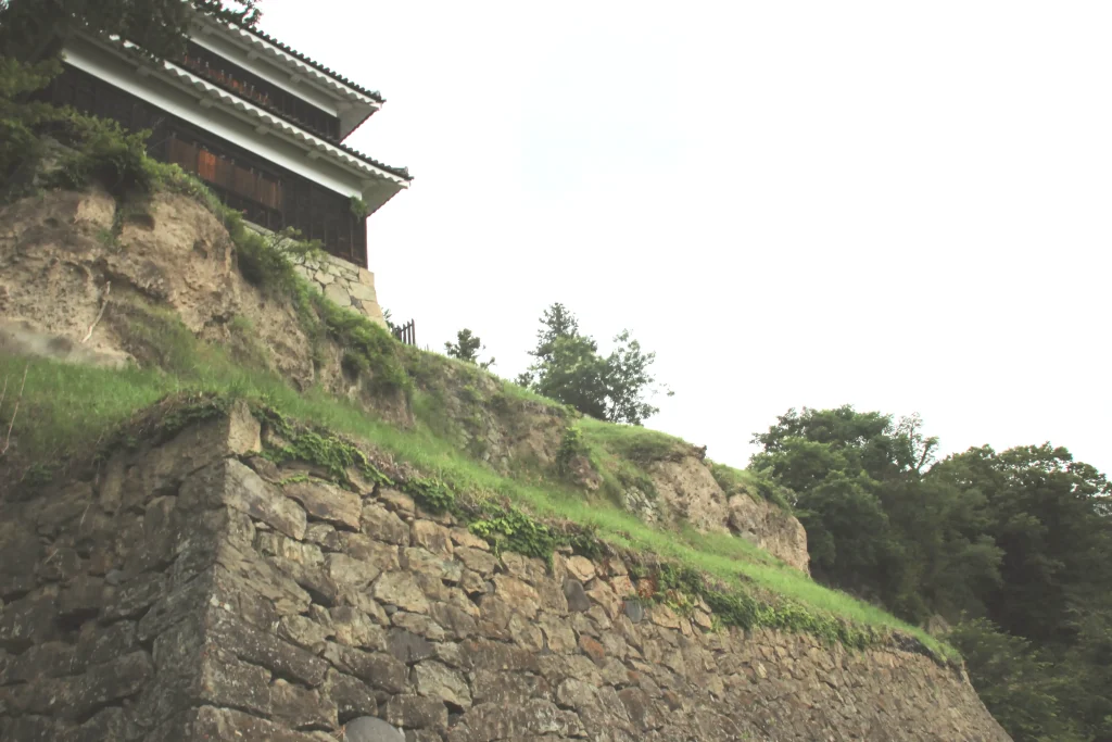 崖崩れを防ぐ頑丈な土台と自然の断崖に築かれた上田城西櫓の力強い佇まい