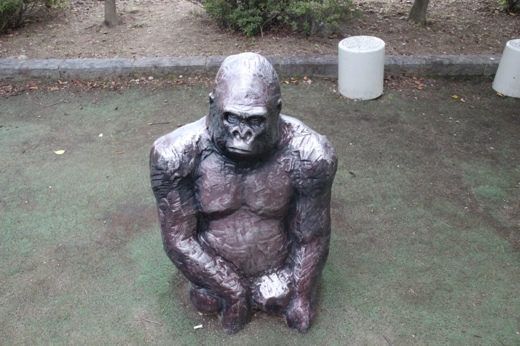 上田城跡公園の児童遊園地にあるユニークなゴリラのコンクリート製彫刻