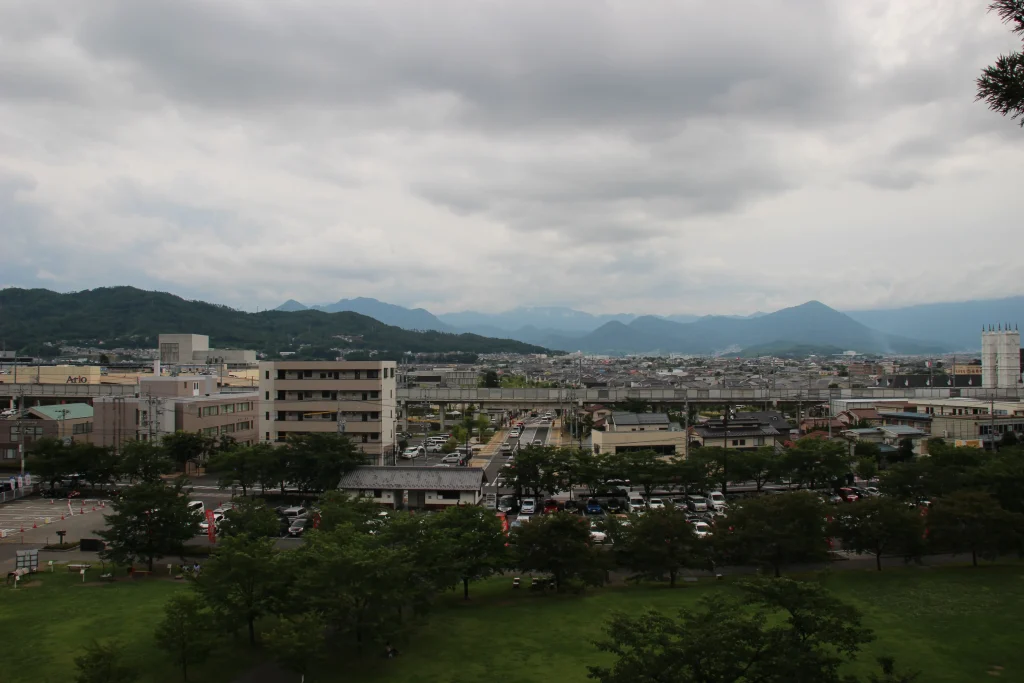 上田城の展望スポットから遠くに望む信州の山並みと上田市街地のパノラマ