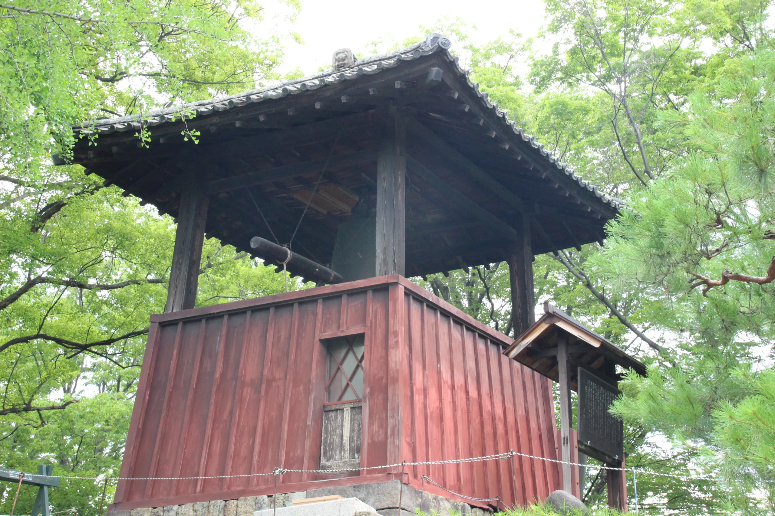 朱塗りの木造建築で造られた「平和の鐘」鐘楼のクローズアップ写真