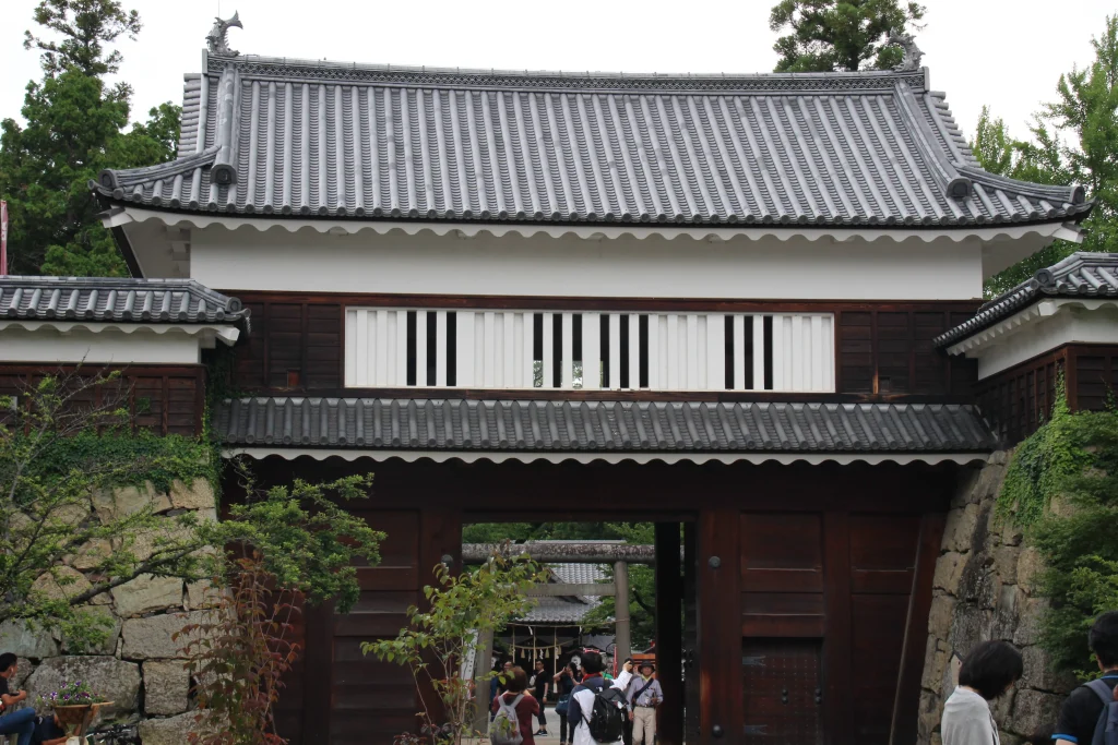 復元された東虎口櫓門の壮大な木造建築と黒い下見板張りの美しいデザイン