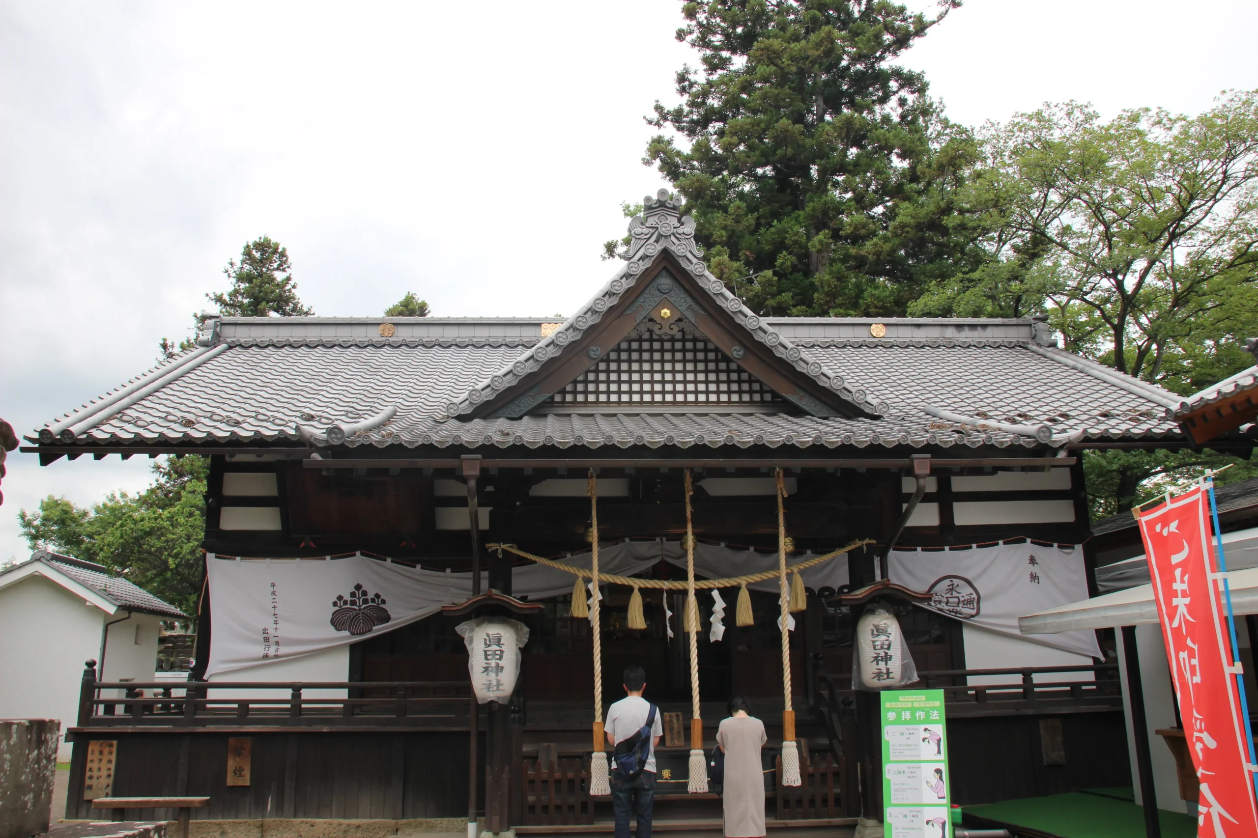 多くの参拝客が訪れる上田城本丸跡の眞田神社(真田神社)拝殿
